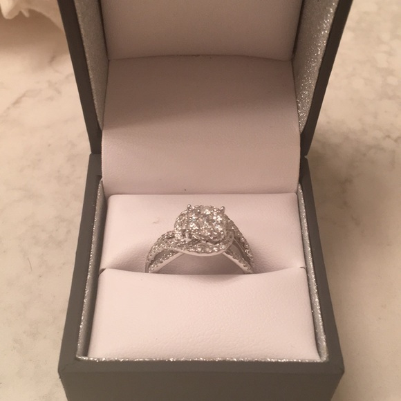 LADIES ~ BRAND NEW DIAMOND RING! - Picture 3 of 3